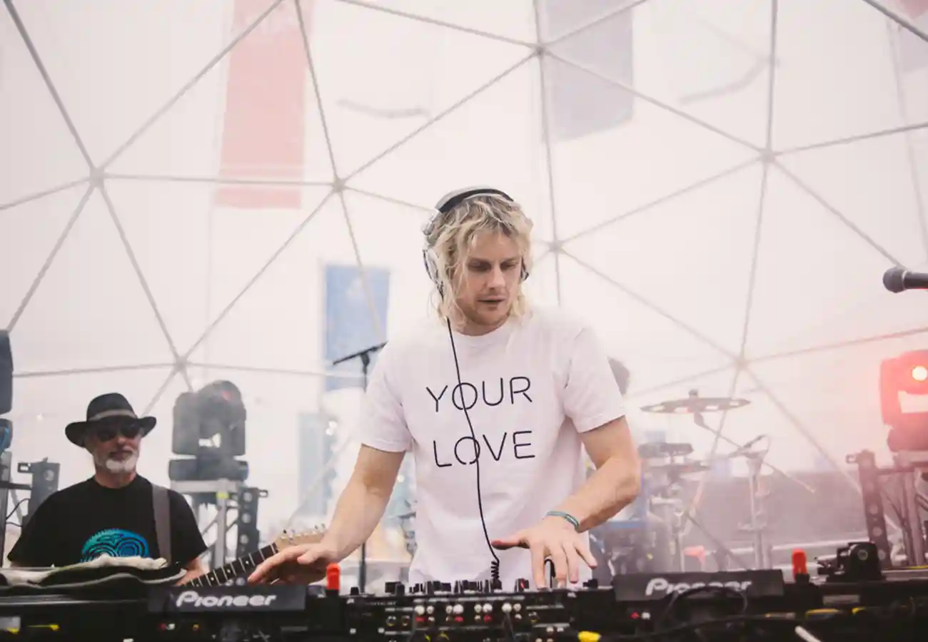 E-Lites Brand Activation Festivals Brand Activation Experiential John Gibbons Dj playing